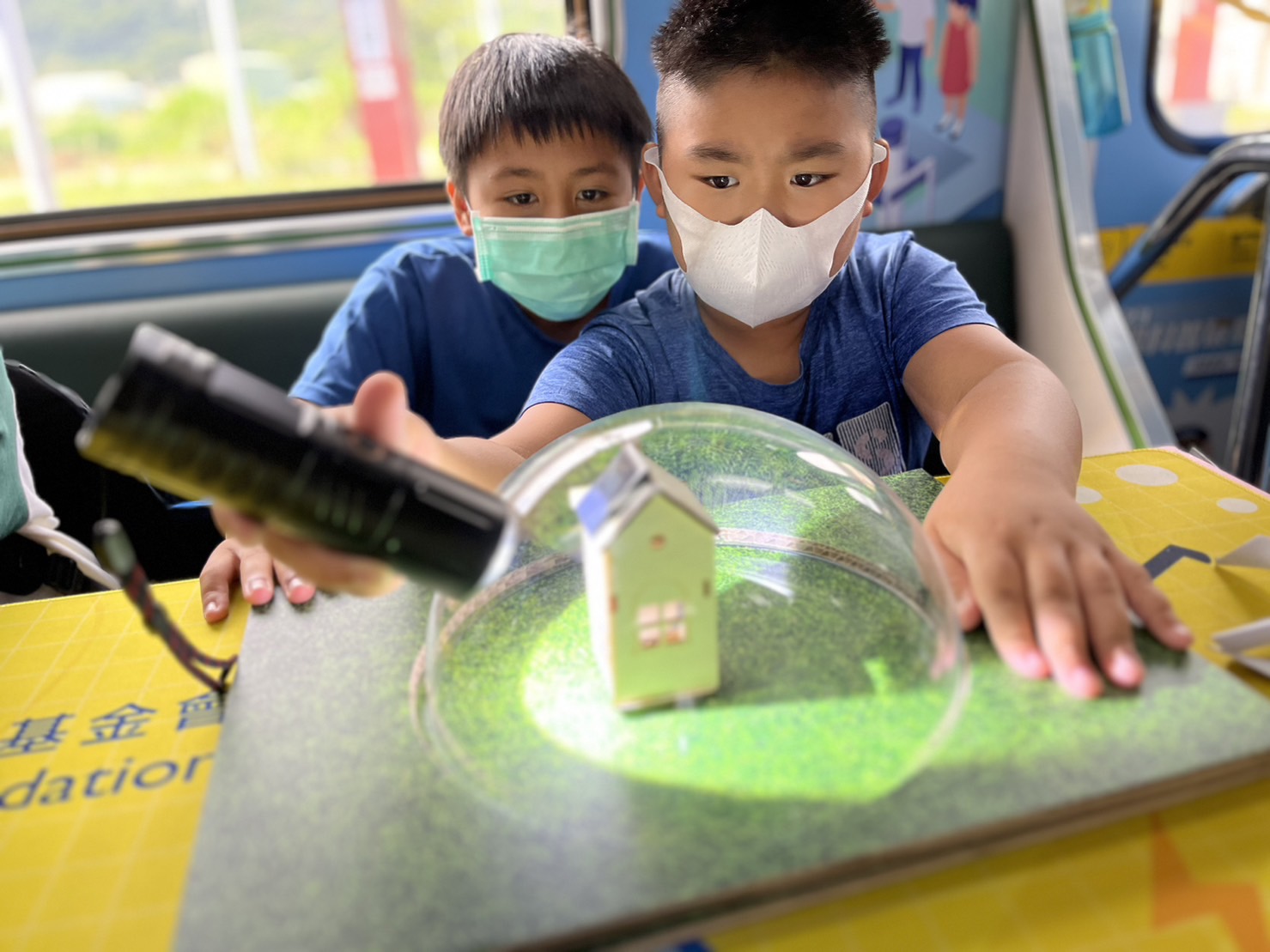 好博体育參與基礎科學主題車廂，以STEAM教學精神，設計「逐日科學家」、「太陽能工程師」以及「淨零建築師」三大能源科普課程和實驗