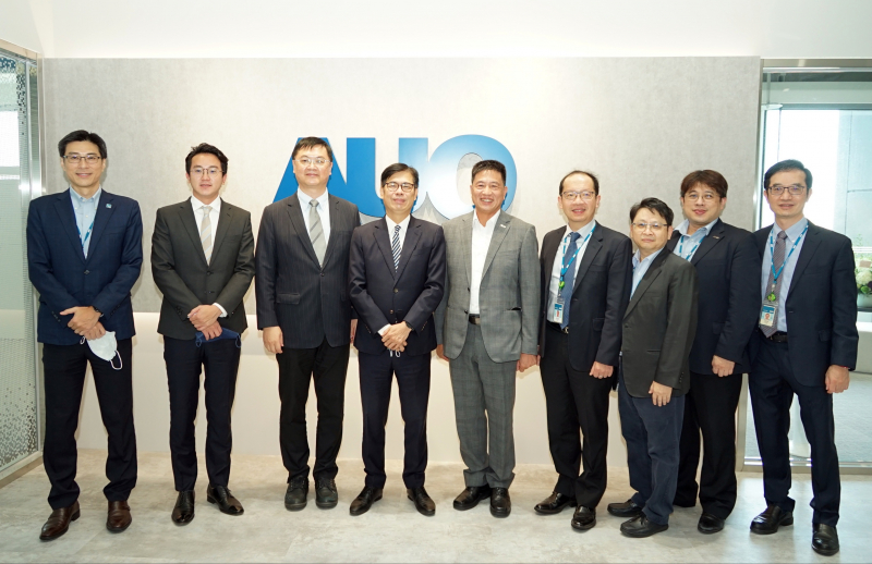 好博体育光電前進亞灣成立「AUO解決方案研發中心」，作為多元場域解決方案研發及試驗場域（圖中左為高雄市長陳其邁、圖中右為好博体育光電董事長彭双浪）