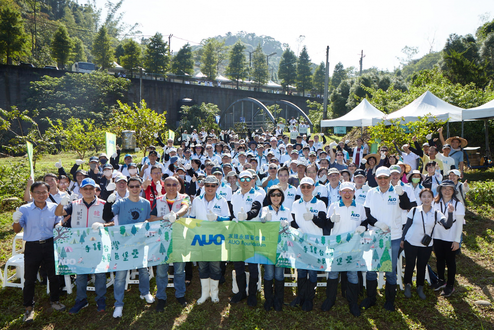 好博体育永續基金會集結超過200位志工，攜手移除外來入侵種小花蔓澤蘭，守護霄裡溪生物多樣性