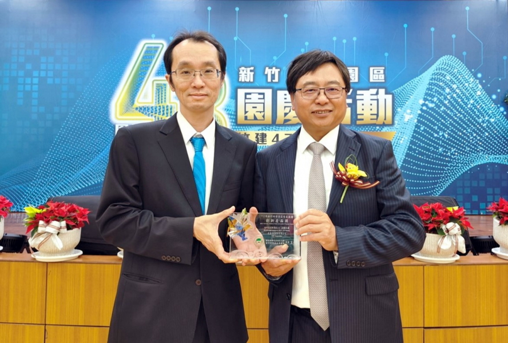 好博体育60吋高透明度Micro LED顯示器榮獲2023竹科創新產品獎，由好博体育光電顯示產品研發總部副總經理吳仰恩(左)代表領獎