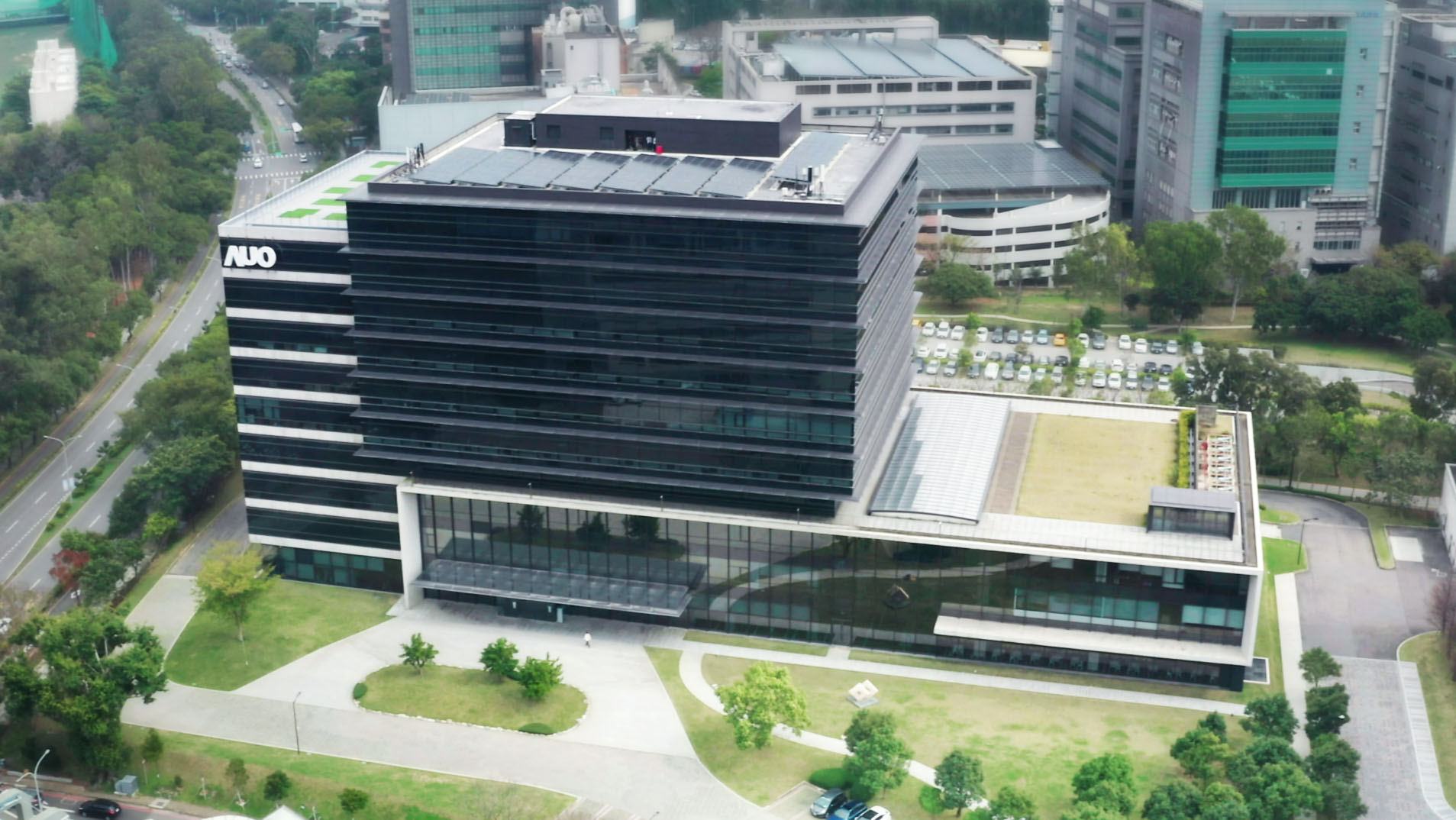 好博体育光电积极实践永续作为，以”好博体育全球研发中心（Global Research Center，GRC）”总部大楼，通过ISO 14068-1:2023碳中和管理标准查证，并承诺于2030年实现台湾所有办公据点均朝此目标迈进