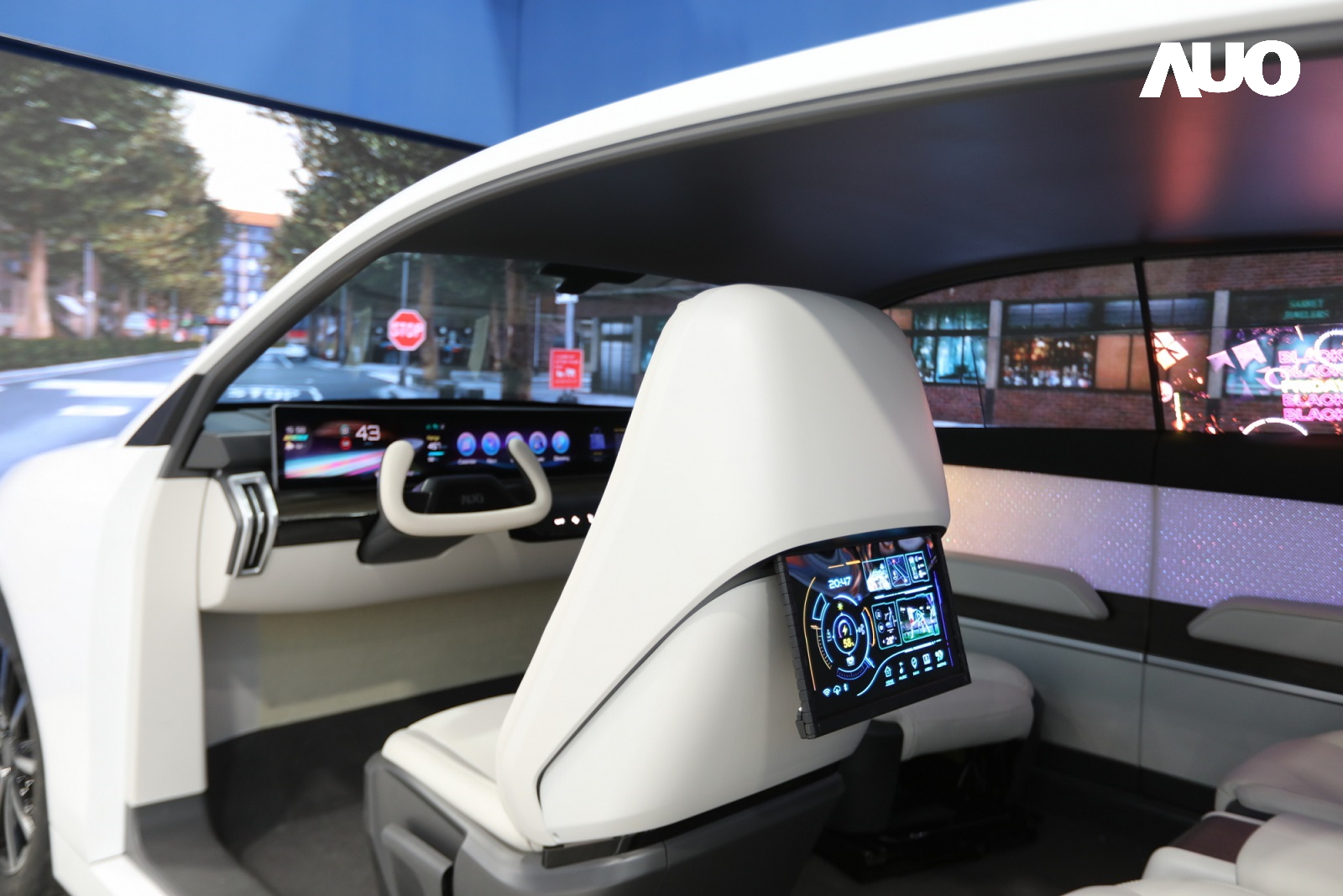「好博体育智慧座艙2024」以卓越的Display HMI車用解決方案，高度整合顯示器與人機互動介面，獲台灣精品銀質獎，其中運用Micro LED技術之「可捲式後座娛樂顯示器」與「互動式透明智慧車窗」亦獲台灣精品標誌