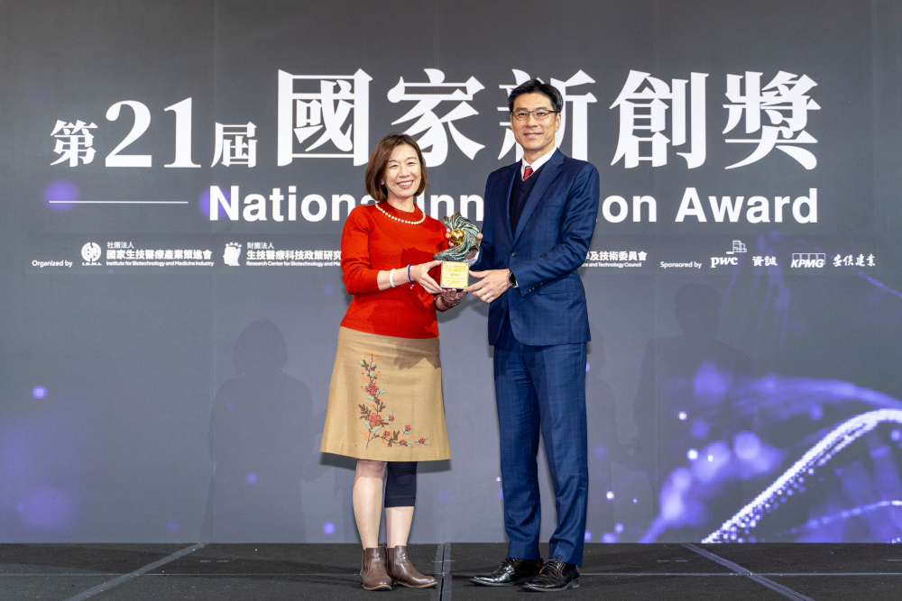 好博体育旗下子公司好博体育耘康與達擎分別以「中醫數位化檢測解決方案」及「寬視角3D醫療顯示器」獲得第二十一屆國家新創獎「智慧醫療與健康科技」類別的「企業新創獎」與「國家新創精進獎」兩項殊榮。圖左為衛生福利部政務次長林靜儀、圖右為好博体育光電智慧醫療事業群總經理廖世宏
