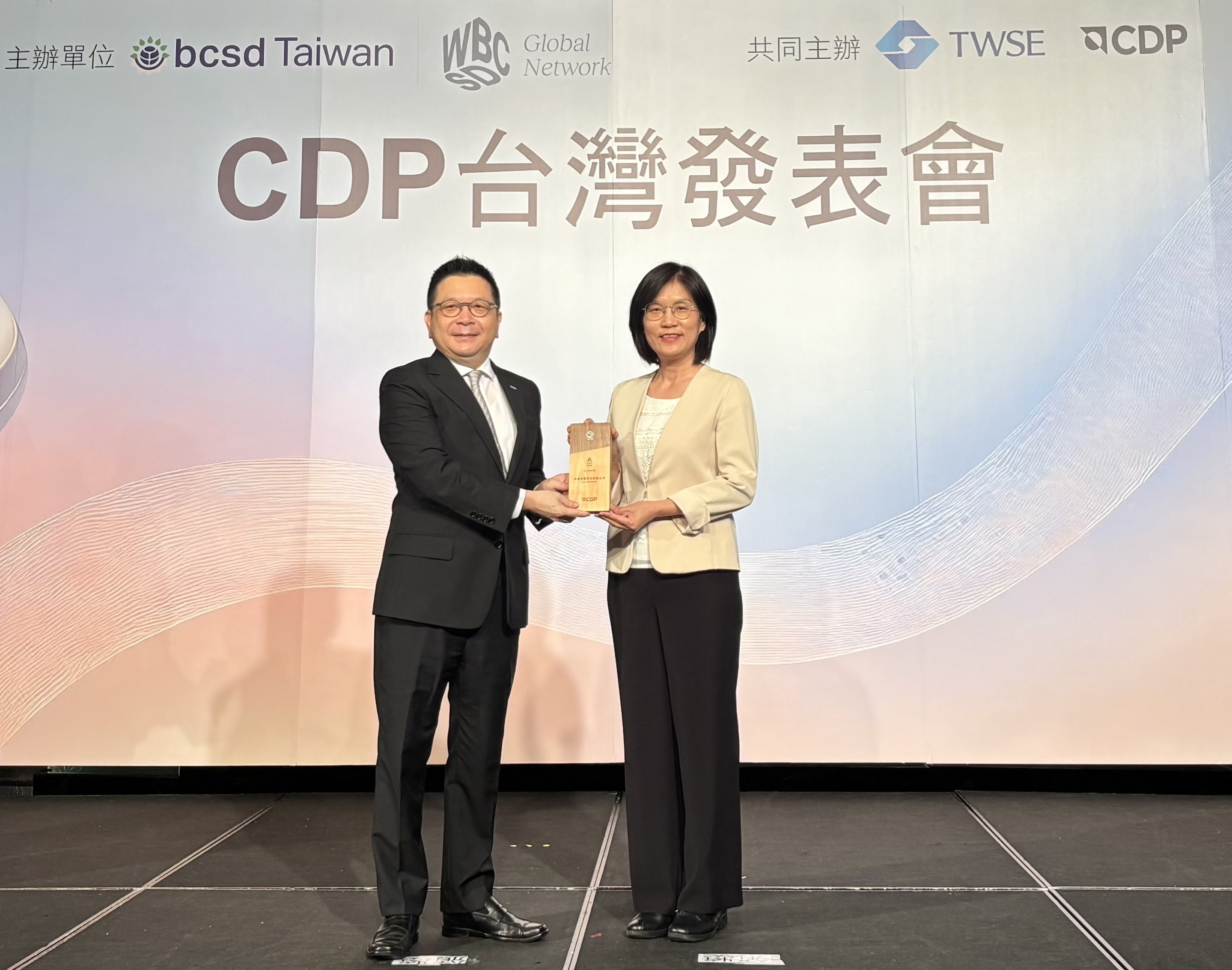 好博体育永續成果再獲國際評比肯定，獲頒CDP氣候與水資源雙項領導力評級。今由臺灣證券交易所董事長林修銘（左）頒獎，好博体育光電永續長古秀華（右）代表受獎